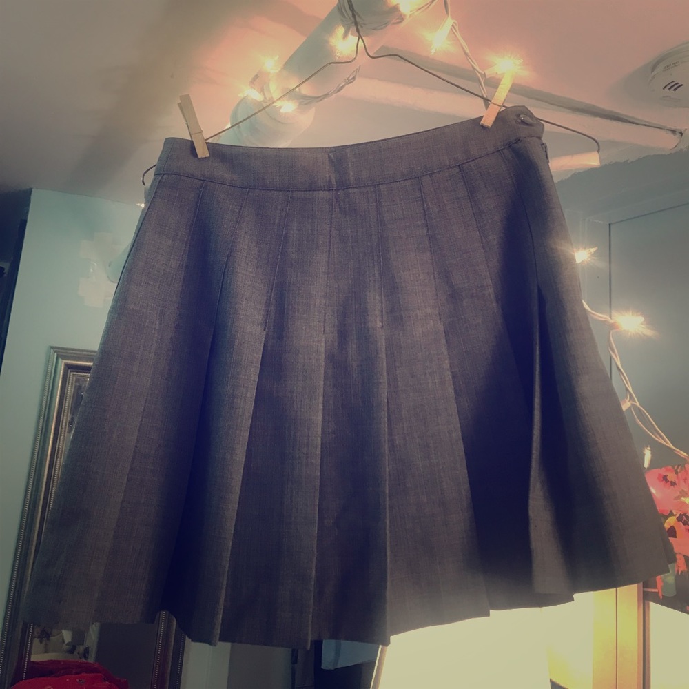 0 Pleated gray skirt